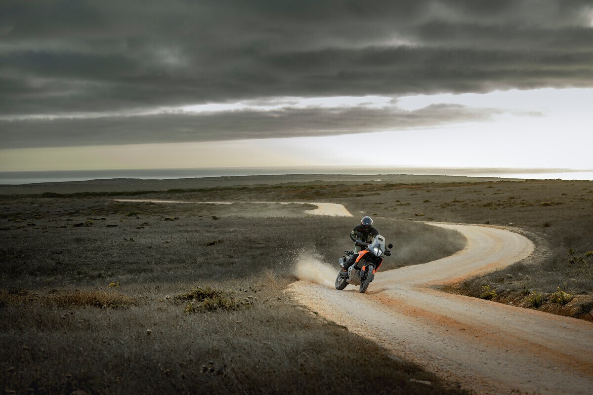 KTM 790 Adventure 2025: arrivano le sospensioni regolabili